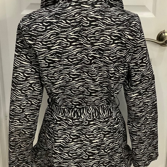 Sandro Studio  zebra print Jacket, ruffled collar and matching belt. Size L, - Picture 2 of 6